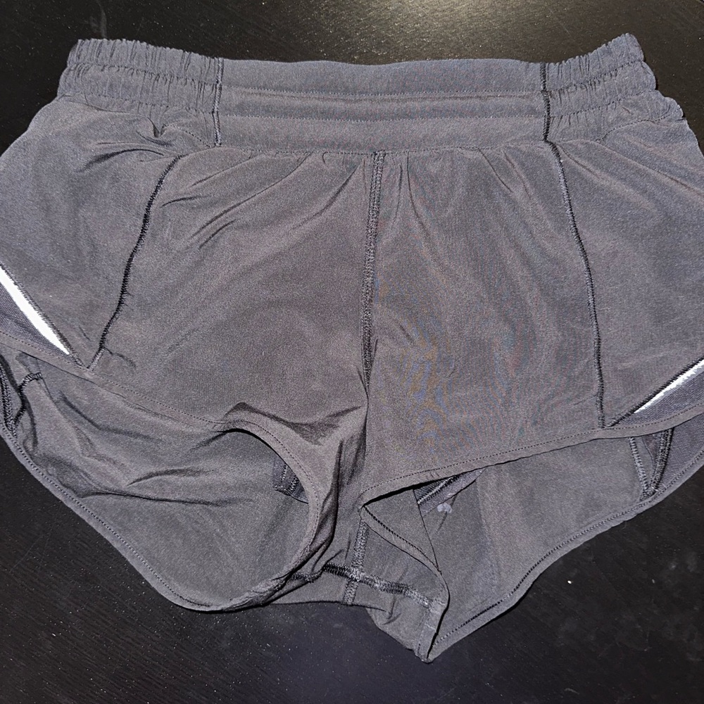 Lululemon 2.5” hotty hot shorts
